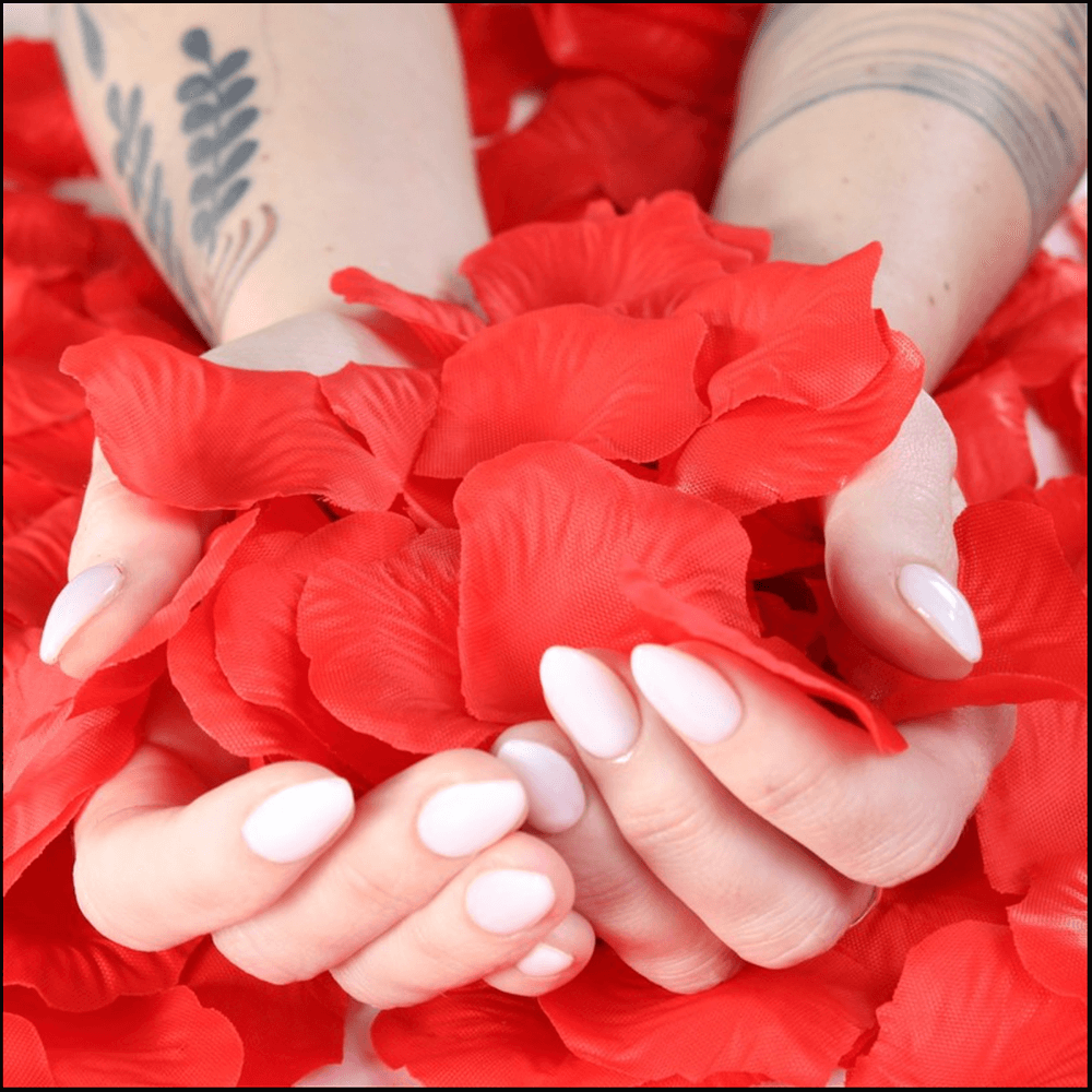 Rote Rosenblätter
